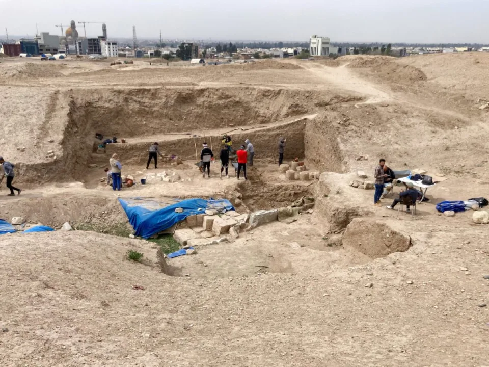 Arkeologlar, Antik Ninova’da Asur Kralını ve Büyük Tanrıları Tasvir Eden Anıtsal Kabartmayı Ortaya Çıkardılar