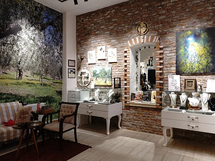 Kadın girişimci zeytin ağacından aldığı ilhamla takılar tasarlıyor