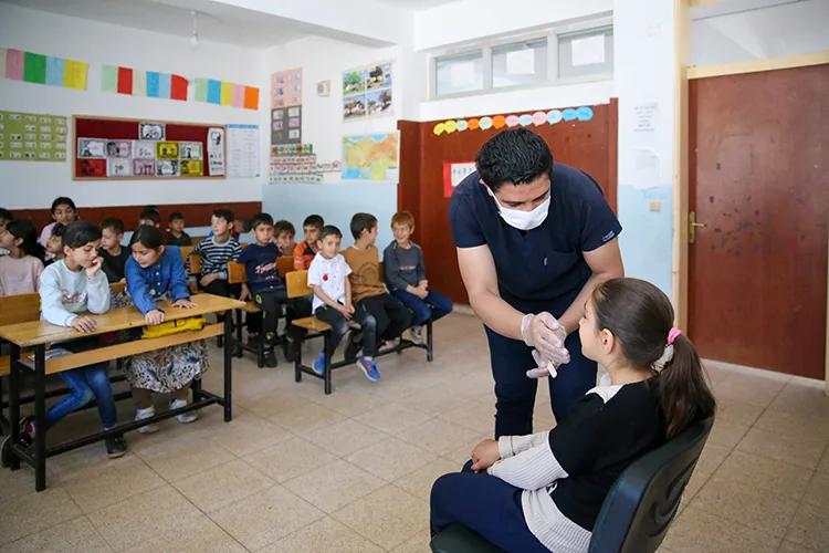 Diyarbakır’da doktor adayları kırsaldaki öğrencilere ağız ve diş sağlığı hizmeti sunuyor