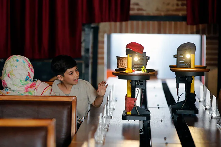 Garsonları robotlar olan Tahran’daki restoran, müşterilerine alışılmışın dışında bir deneyim sunuyor