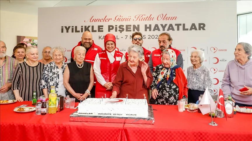 Türk Kızılay, Anneler Günü dolayısıyla deprem bölgesinde etkinlikler düzenledi