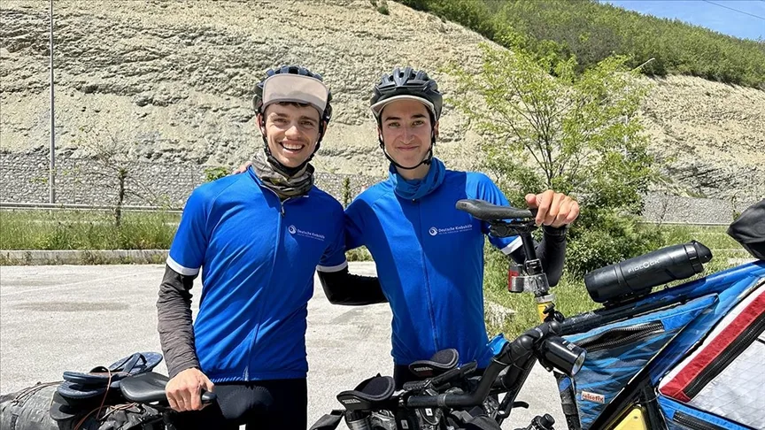 İki Alman gezgin kanserle mücadele farkındalığı için 13 bin kilometre pedal çevirerek Çin Seddi’ni aşacak