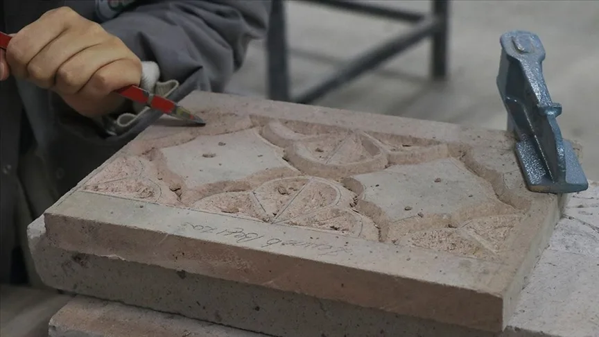 Mimar Sinan’ın eserlerindeki motifleri taşa işliyorlar