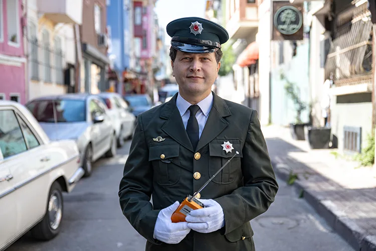 70’lerin trafik polisi üniforması ve klasik aracıyla İstanbul’u geziyor