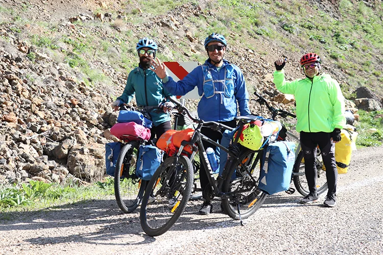 İranlı bisiklet tutkunlarının Karadeniz’i görmek için sınırları aşan macerası