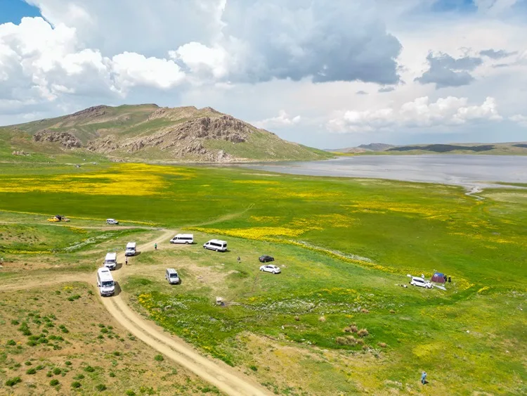Çevresi sarı çiçeklerle renklenen Van’daki Keşiş Gölü, ziyaretçilerini ağırlıyor