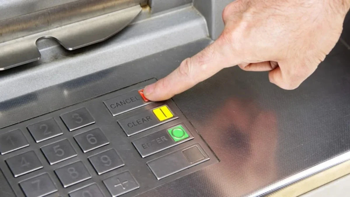 ATM’lerde bulunan kırmızı tuş bakın ne işe yarıyormuş…