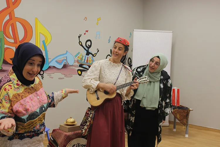 Hastanede şifa bekleyen çocukları masallarla hayata bağlıyorlar