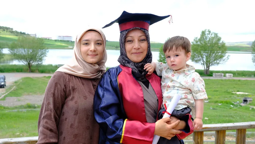 Diplomasını Torunu İle Birlikte Aldı