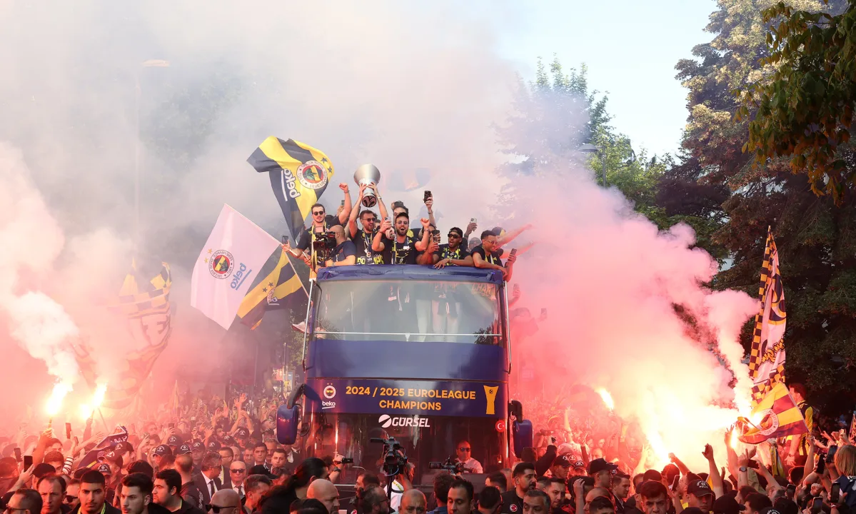 Avrupa’nın 1 numarası Fenerbahçe Şampiyonluğunu taraftarıyla kutladı