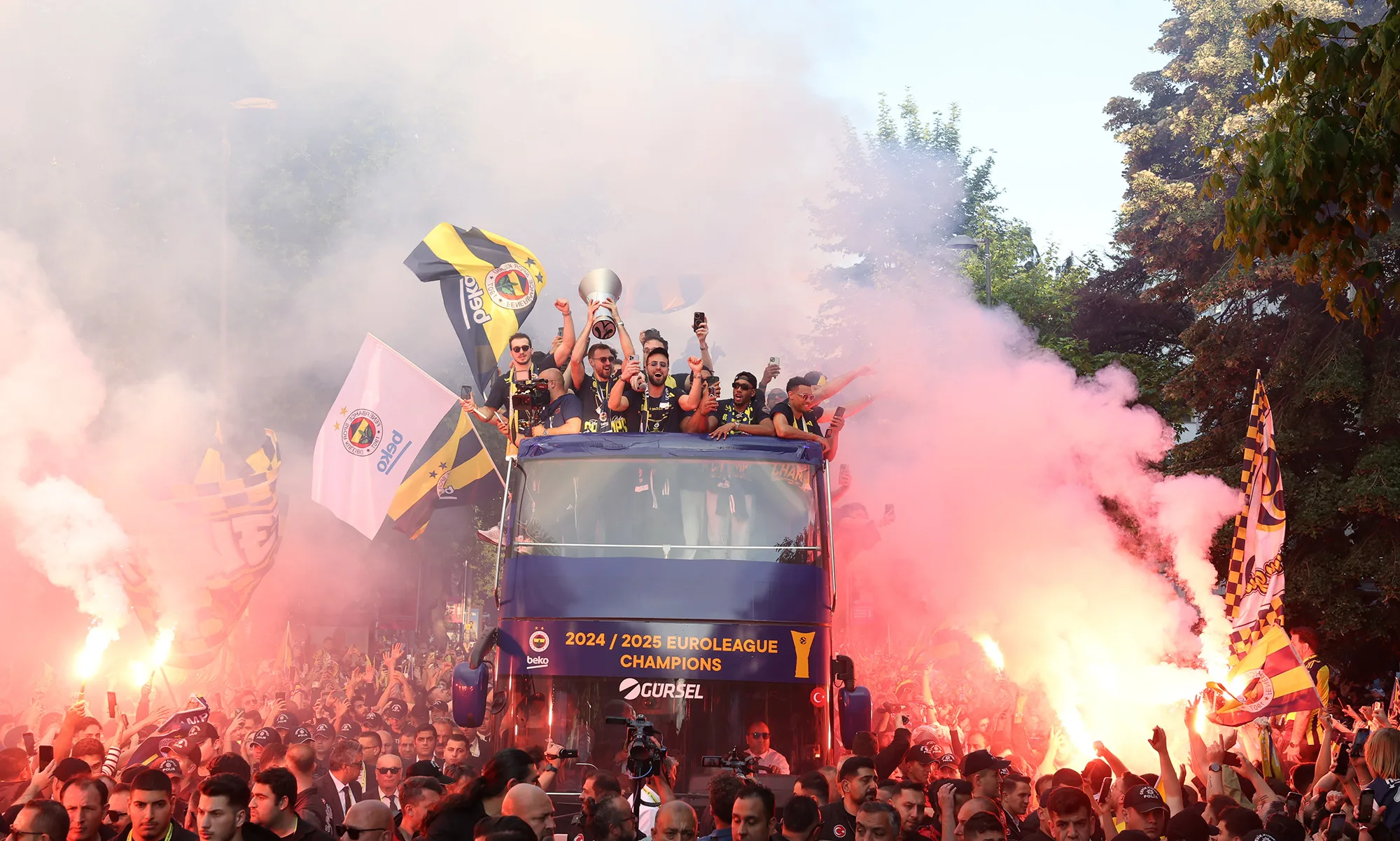 Avrupa’nın 1 numarası Fenerbahçe Şampiyonluğunu taraftarıyla kutladı