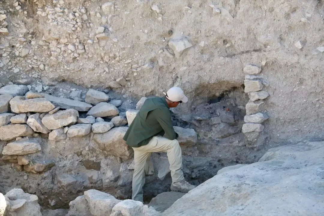 Çanakkale’deki Apollon Smintheus Kutsal Alanı’nda 2 bin yıllık kadın ve çocuk iskeleti bulundu.