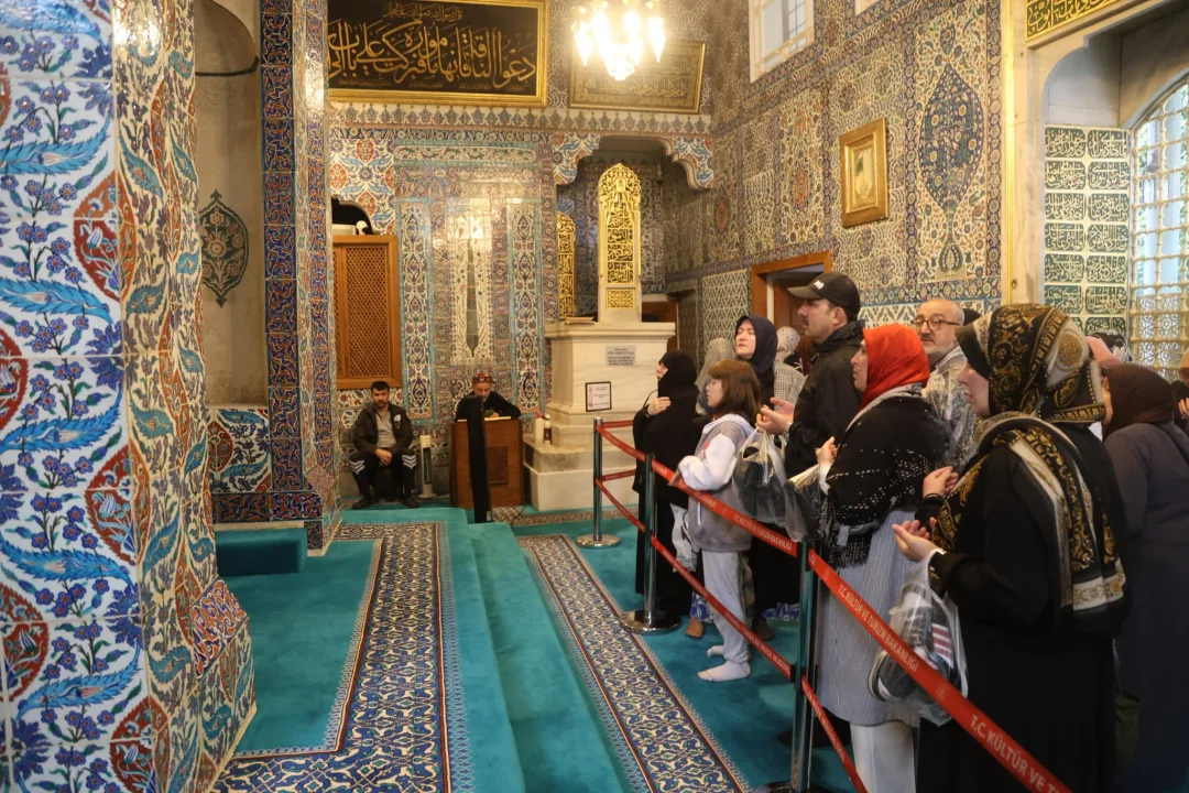 BAŞKAN ALTAY YHT İLE GÜNÜBİRLİK İSTANBUL GEZİSİNE KATILAN ÖĞRENCİLERE EŞLİK ETTİ