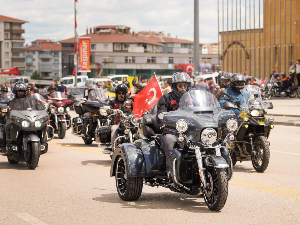 BAŞKAN’DAN 19 MAYIS’A ÖZEL ANLAMLI KORTEJ