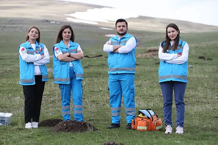 Evde sağlık hizmeti alan 395 hasta için her koşulda dağları tepeleri aşıyorlar