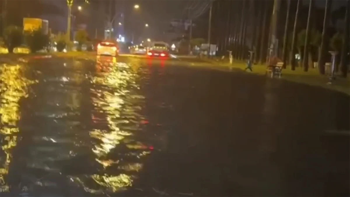 Hatay’ın Dörtyol ilçesinde sağanak ve dolu hayatı felç etti