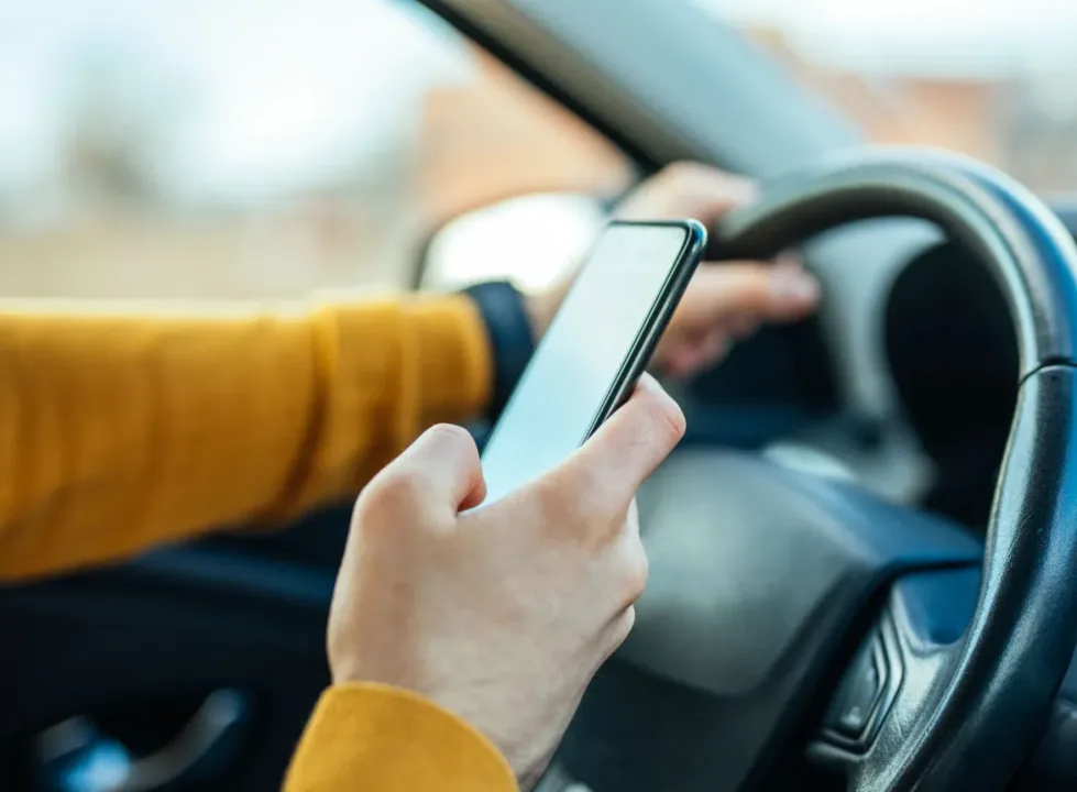 Bir milyon sürücüye seyir halindeyken cep telefonu kullanma cezası