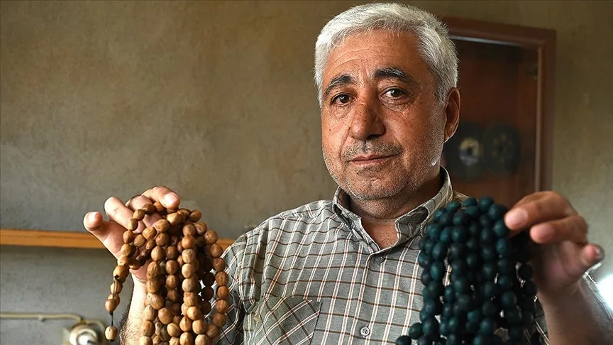 Andız kozalaklarının çekirdekleri Mustafa ustanın elinde tescilli tespihe dönüşüyor