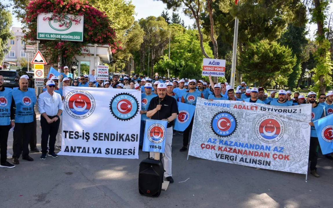 TES İş Antalya İki İşyerinde Basın Açıklaması Yaptı