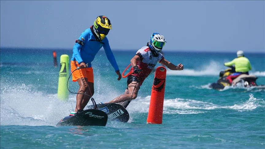 Çeşme, 16 ülkeden 80 sporcunun yarışacağı Dünya Motosurf Şampiyonası’na hazır