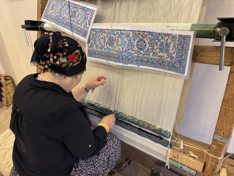 50 yıldır ilmek atarak sanatını sürdürüyor