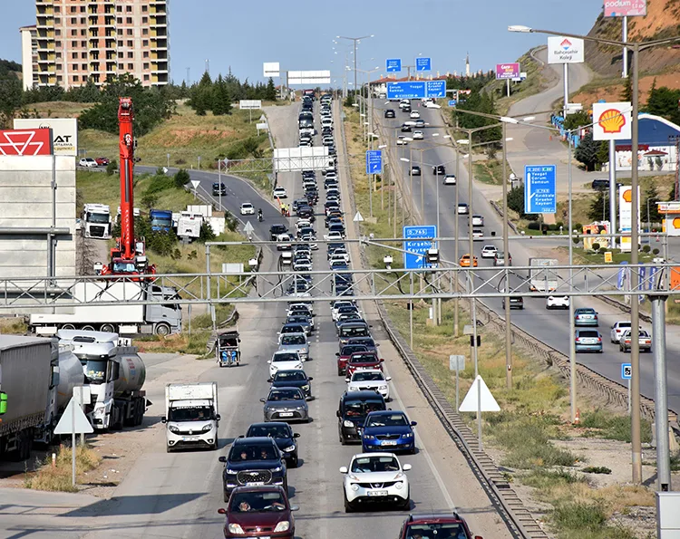 Yollarda bayram tatilinden dönüş yoğunluğu