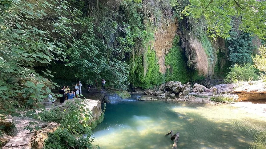 Doğal güzelliğiyle hayran bırakan Kurşunlu Şelalesi sıcaktan bunalanları ağırlıyor