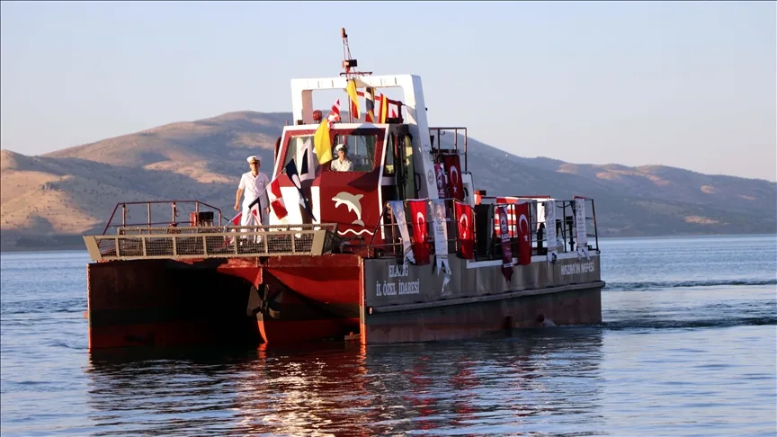 Hazar Gölü’nde “Deniz Temizleme Aracı” hizmete başladı