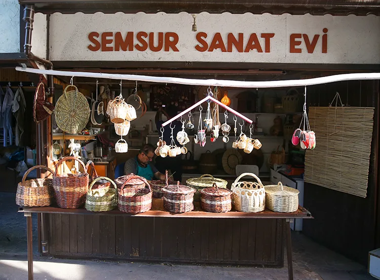 Babasından öğrendiği sepet örücülüğü mesleğini 30 yıldır sürdürüyor