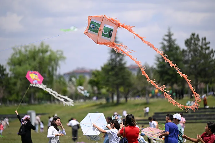 Bağımlılıkla mücadeleye dikkati çekmek için uçurtmalar gökyüzünde süzüldü