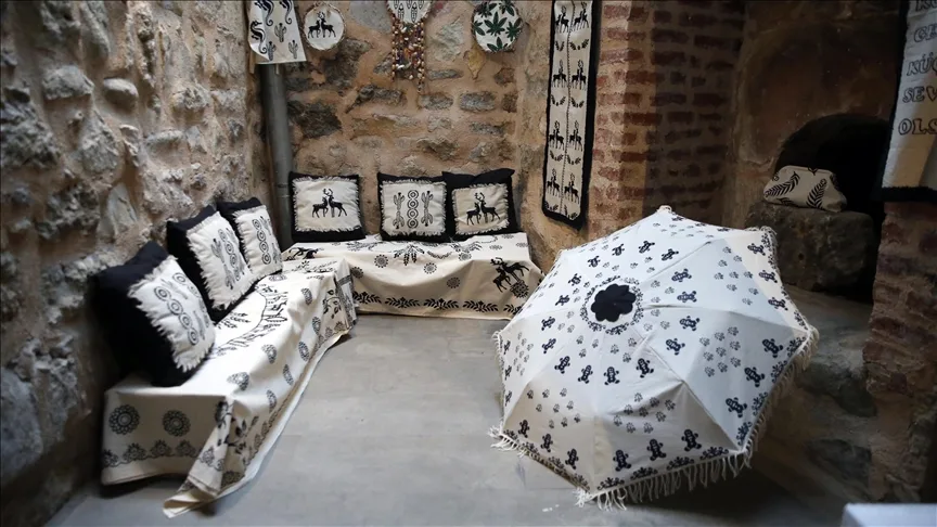 Çöpte bulduğu şemsiyeyi taş baskı sanatıyla kullanılabilir hale getirdi