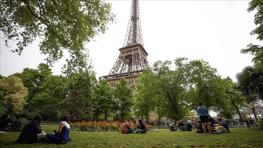 Fransa’da belirlenen dış mekanlarda sigara içilmesi yasaklandı