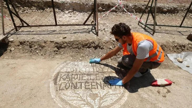 Buraya Sadece Doğru Yolda Olanlar Girebilir”: Antalya Olympos’ta Ortaya Çıkarılan Yeni Mozaikler