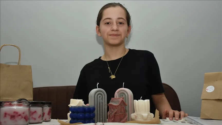 Ortaokul öğrencisi Beren Naz, ürettiği mumların gelirini kanser ve SMA hastalarına bağışlıyor