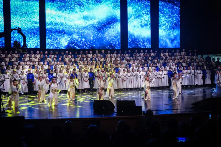 Bursa’da 400 öğrenci Shakespeare’den ilhamla gösteri düzenledi