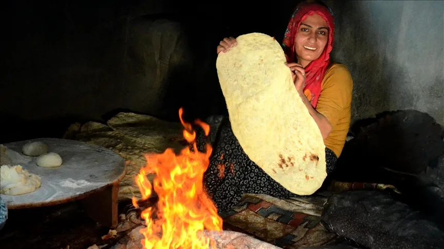 Kars’ta kadınlar yaz sıcaklarında da tandır mesaisi yapıyor