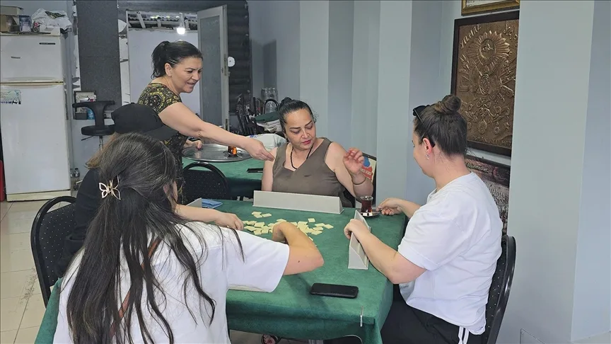 Karabük’te kıraathane işleten çift, dükkanlarını bir akşamlığına kadınlara tahsis etti