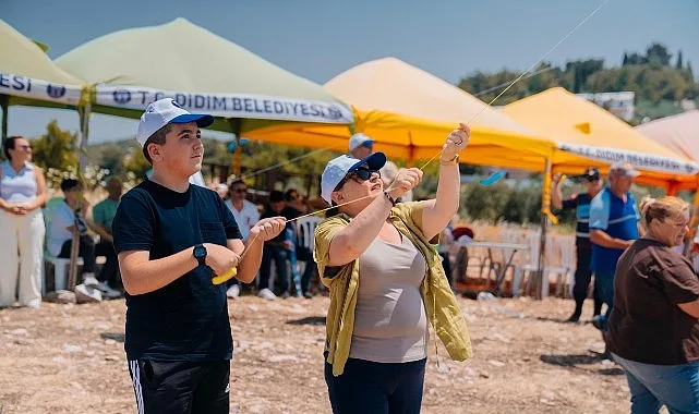 Akköy’de Rengarenk Uçurtmalar Gökyüzünü Süsledi