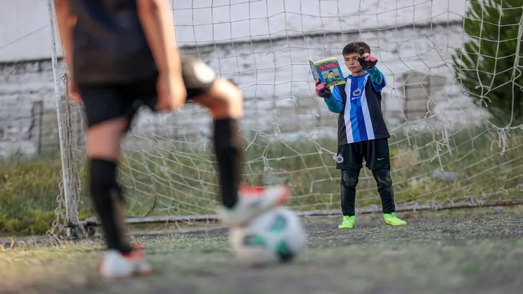 Bursa’da geleceğin futbolcuları kitap okumadan sahaya çıkmıyor