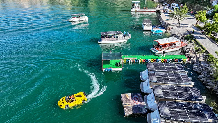 Dicle Baraj Gölü’nün tadını “Lamborghini” görünümlü sürat teknesiyle çıkarıyorlar