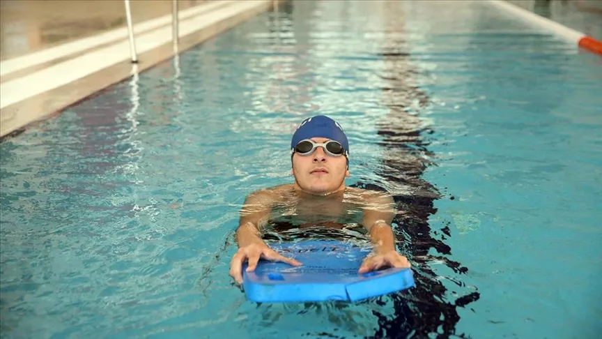 Her hafta 60 kilometre katedip antrenmana katılan engelli yüzücü, Türkiye şampiyonu oldu