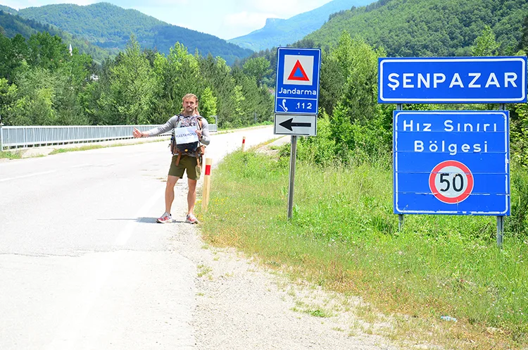 Amerikalı genç gittiği ülkeleri otostopla şehir şehir geziyor