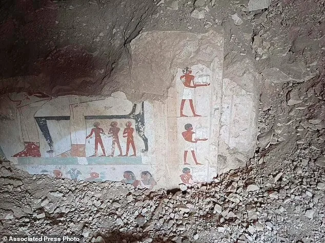 Mısırlı arkeologlar Luksor’da üç mezar keşfetti