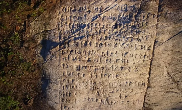 İskandinav Rünleriyle Taşa Oyulmuş Rab’bin Duası ve Kanada’nın Ontario kentinde Keşfedilen Bir Teknenin Resmi