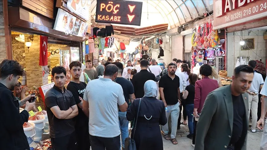 Hatay’da restorasyon nedeniyle taşınacak Uzun Çarşı’da bayram yoğunluğu