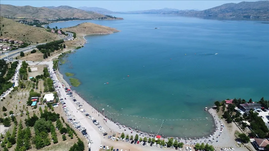 Bayramda ziyaretçi yoğunluğu Hazar Gölü sahillerini canlandırdı
