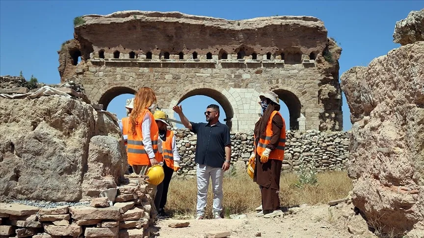 Hayatını adadığı Tralleis Antik Kenti’ni ziyaretçilerle buluşturmak için gün sayıyor