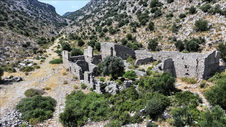 Pisidya’yı Pamfilya’ya bağlayan antik döşeme yol, ziyaretçilerini tarihte yolculuğa çıkarıyor