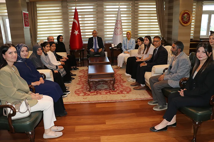 Ağrı’da ev ziyaretleriyle yeniden okula kazandırılan öğrenciler karne sevinci yaşadı