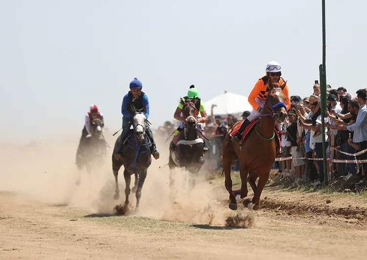 Kırklareli’nde yağlı güreş etkinliği kapsamında at yarışları düzenlendi